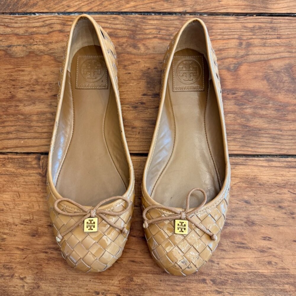 TORY BURCH Basket Weave Patent leather Ballerina Flats w/ Tie / camel in color